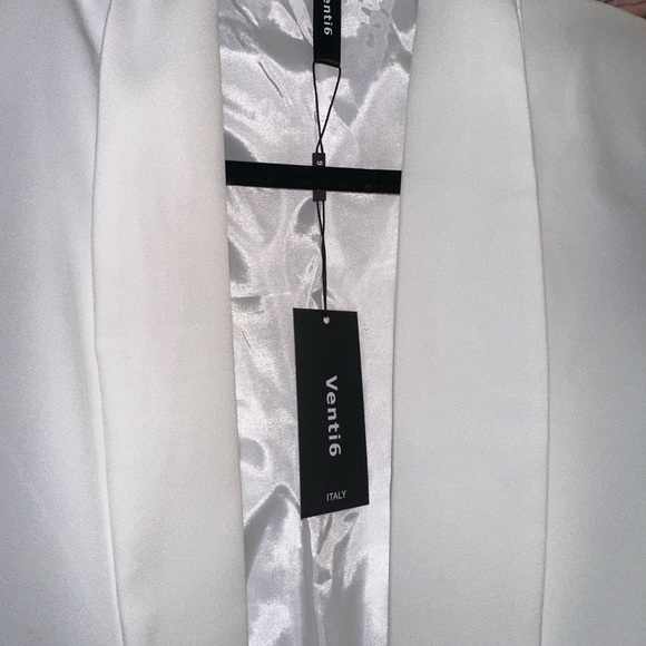 New white oversized blazer with a tag on - Picture 2 of 3